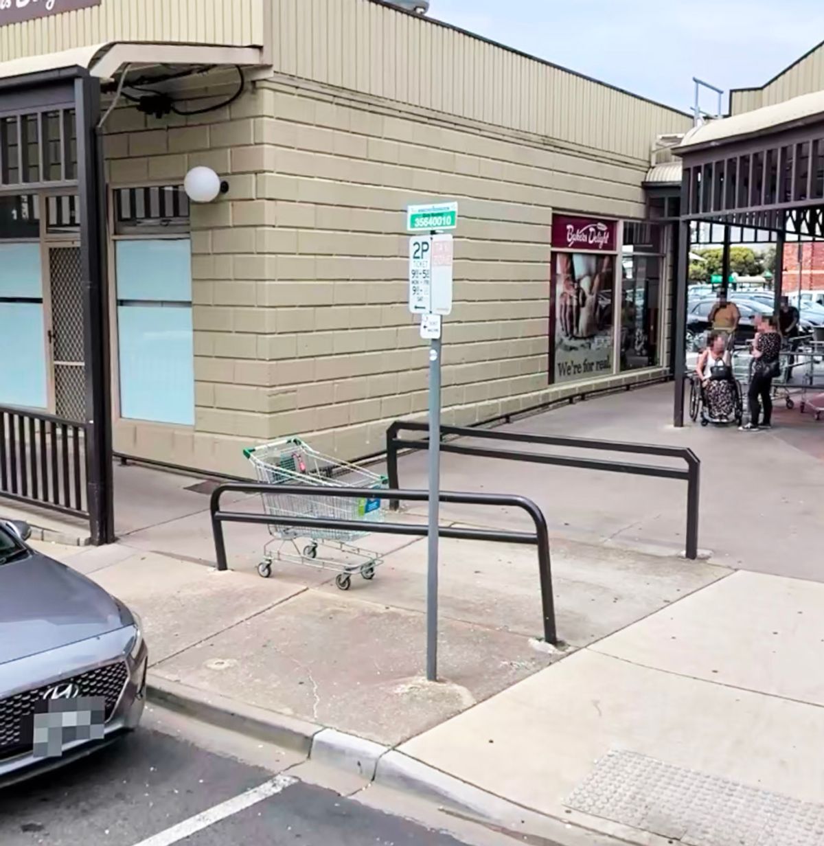 Nish St Bar skate spot