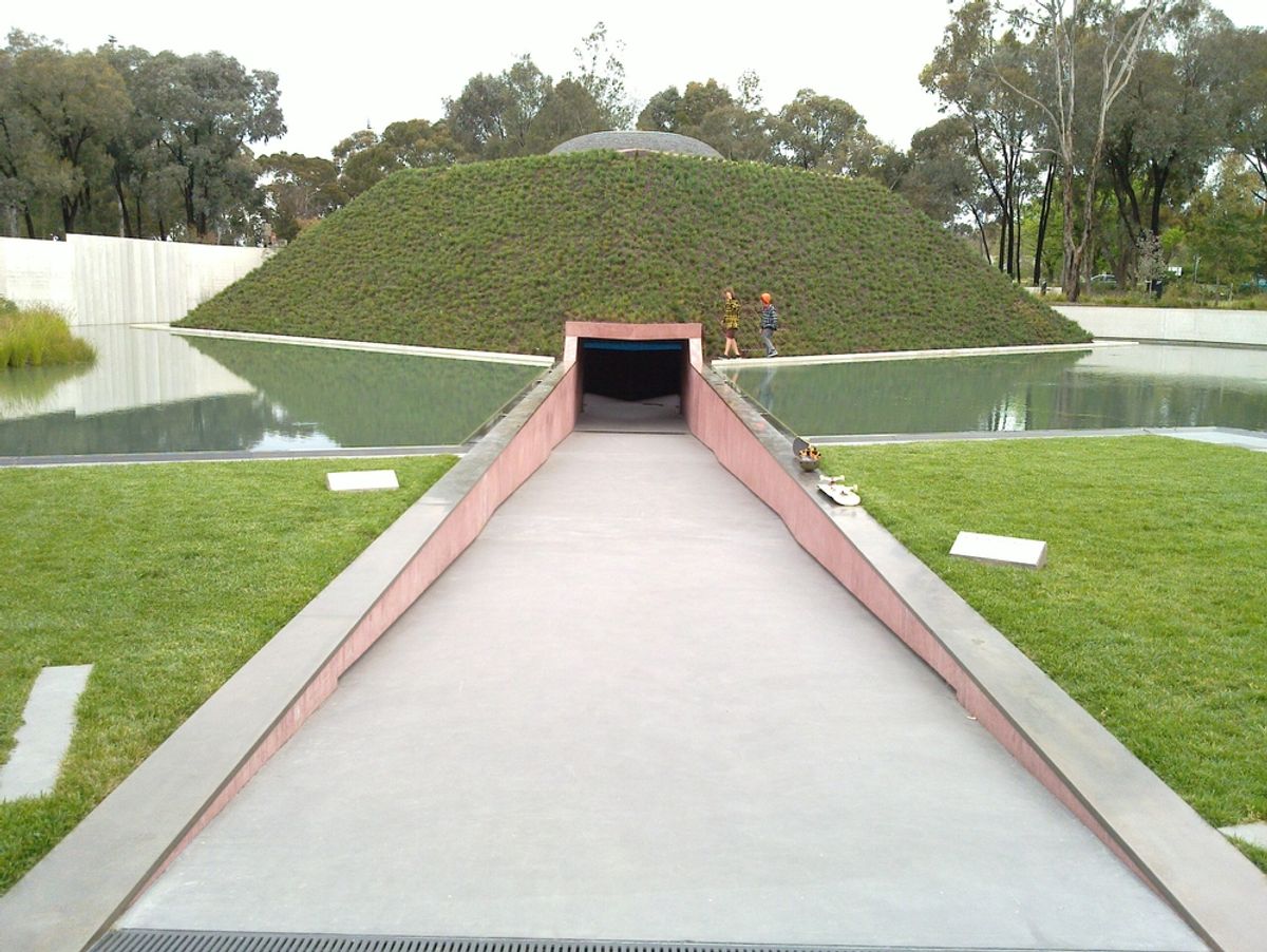 National Gallery Long Metal Ledge skate spot