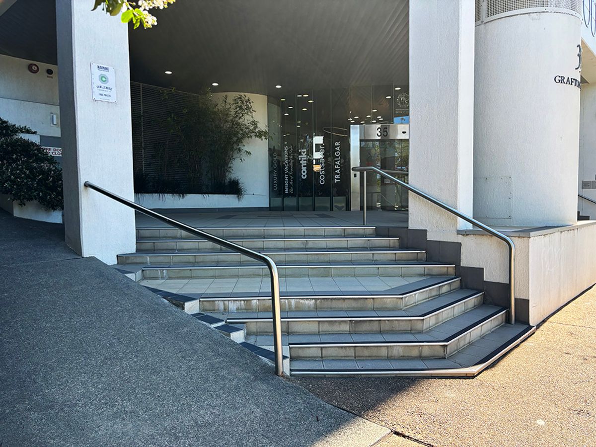 Travel Overrail skate spot