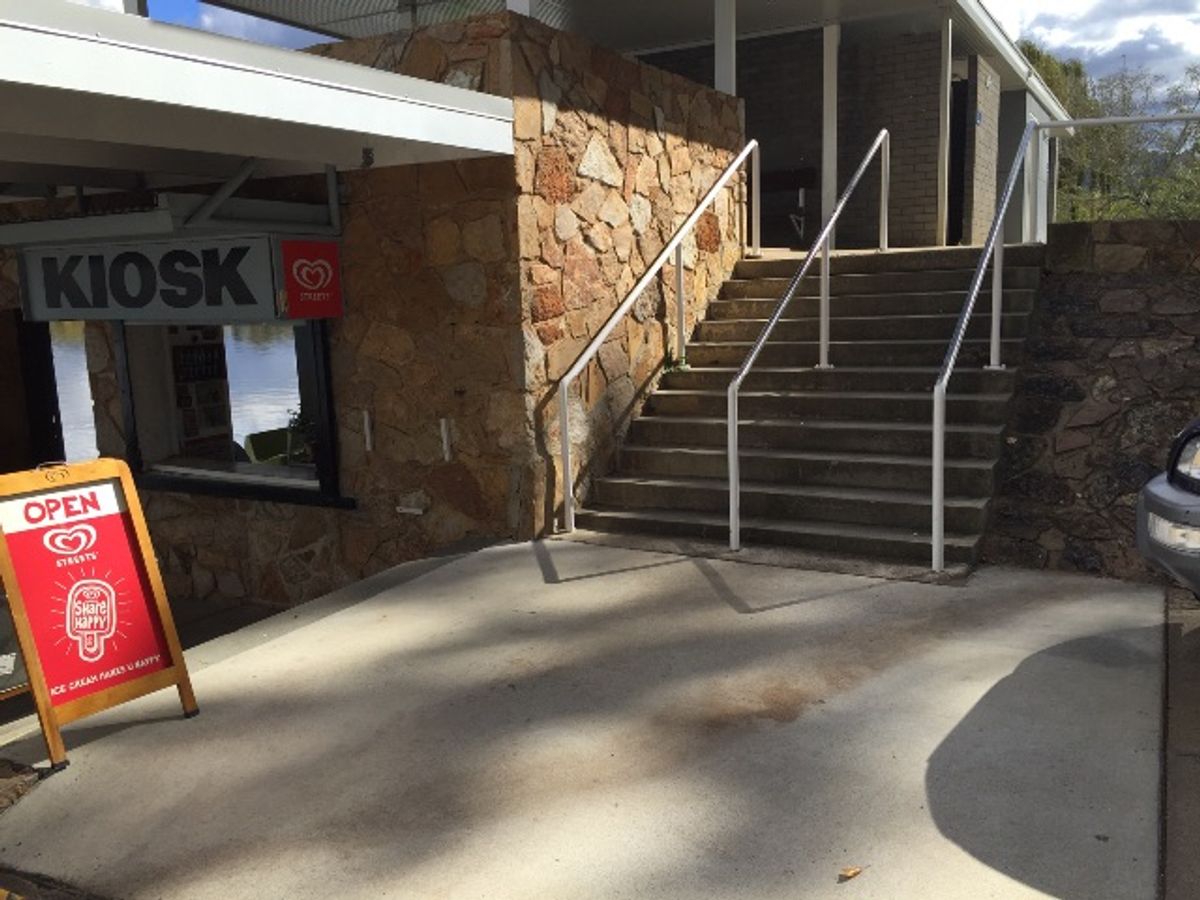 RAILS ROUND Kiosk Boat Ramp skate spot