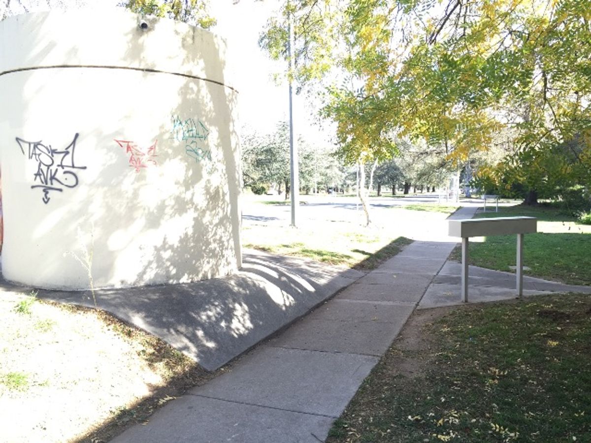 Wallride bus stop skate spot