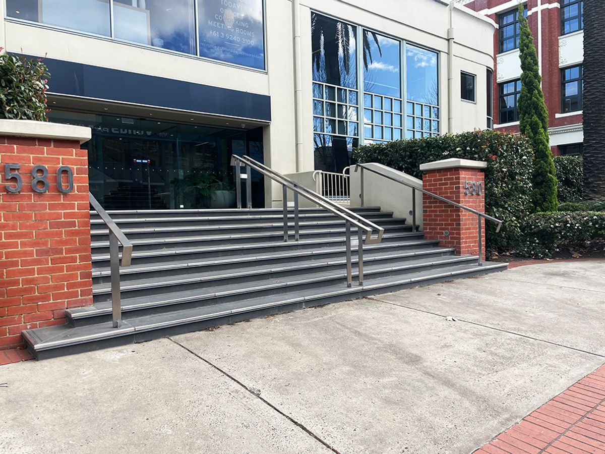 580 Rail skate spot