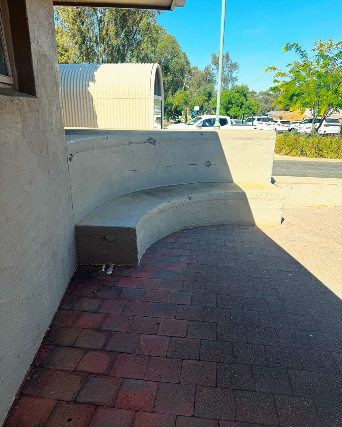 Meninya Curved Ledge skate spot