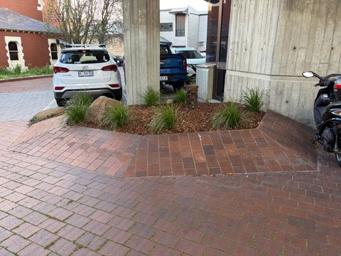 Henty Banks photo 5
