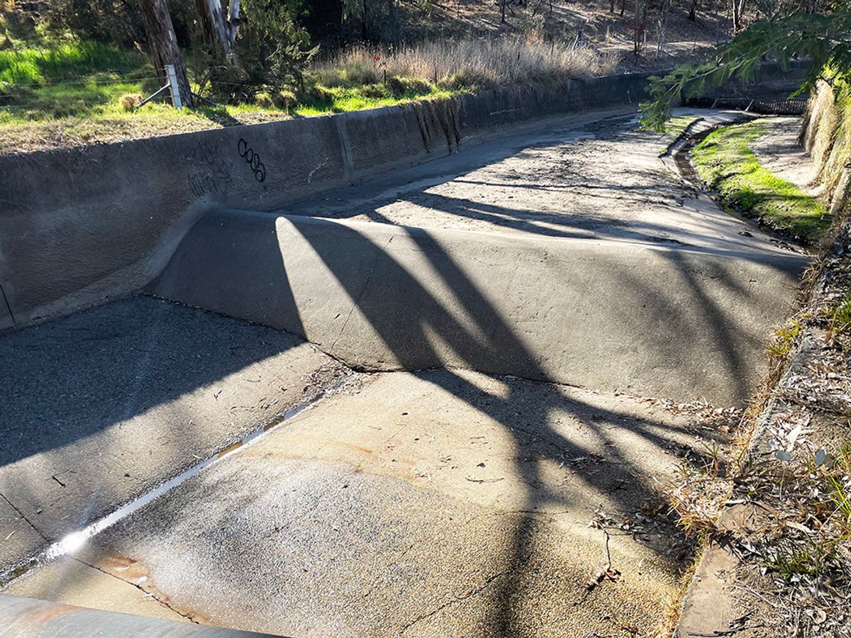 Bungambrawatha Creek Bank skate spot