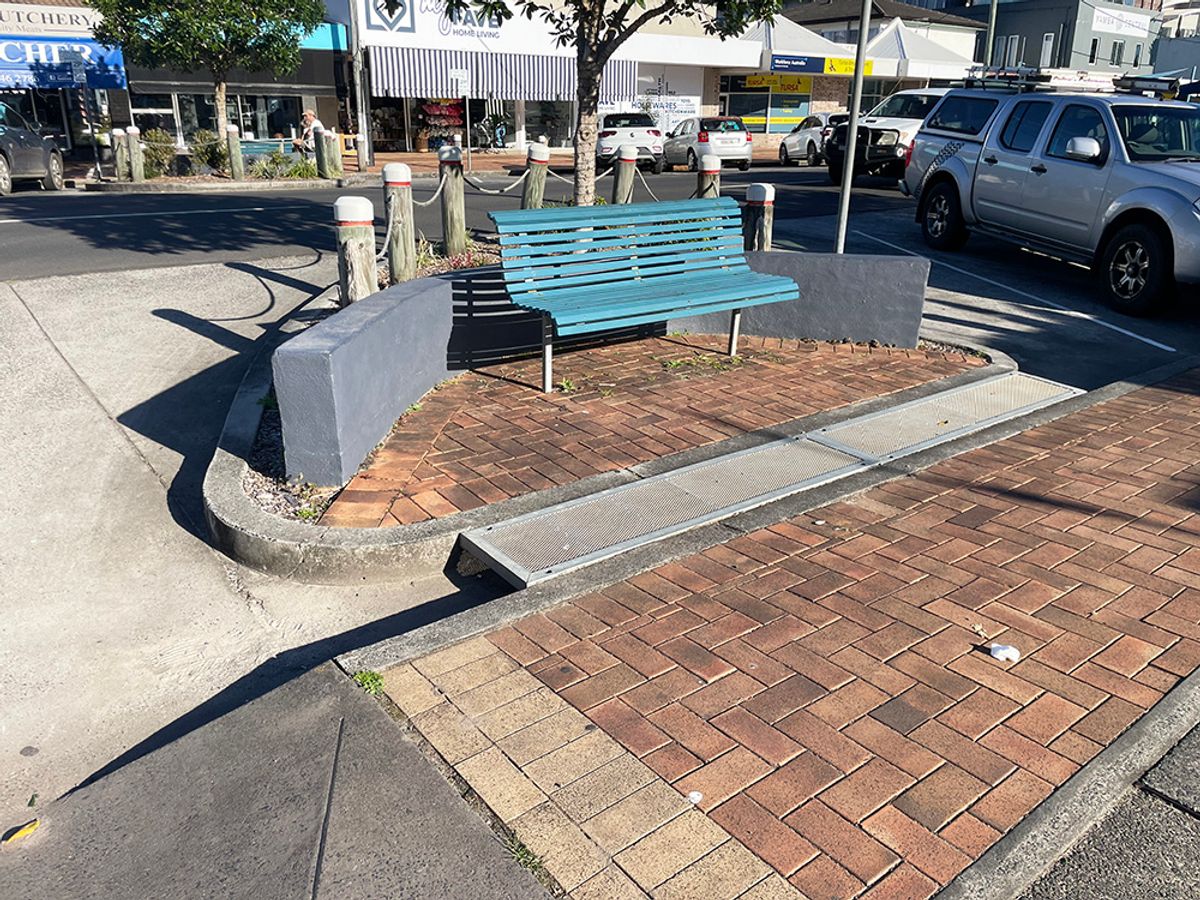 Bench Ledge skate spot