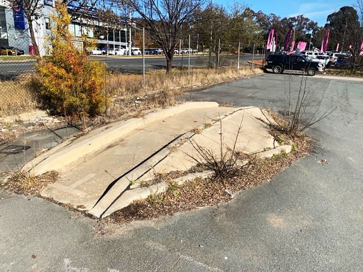 Bike Curb skate spot