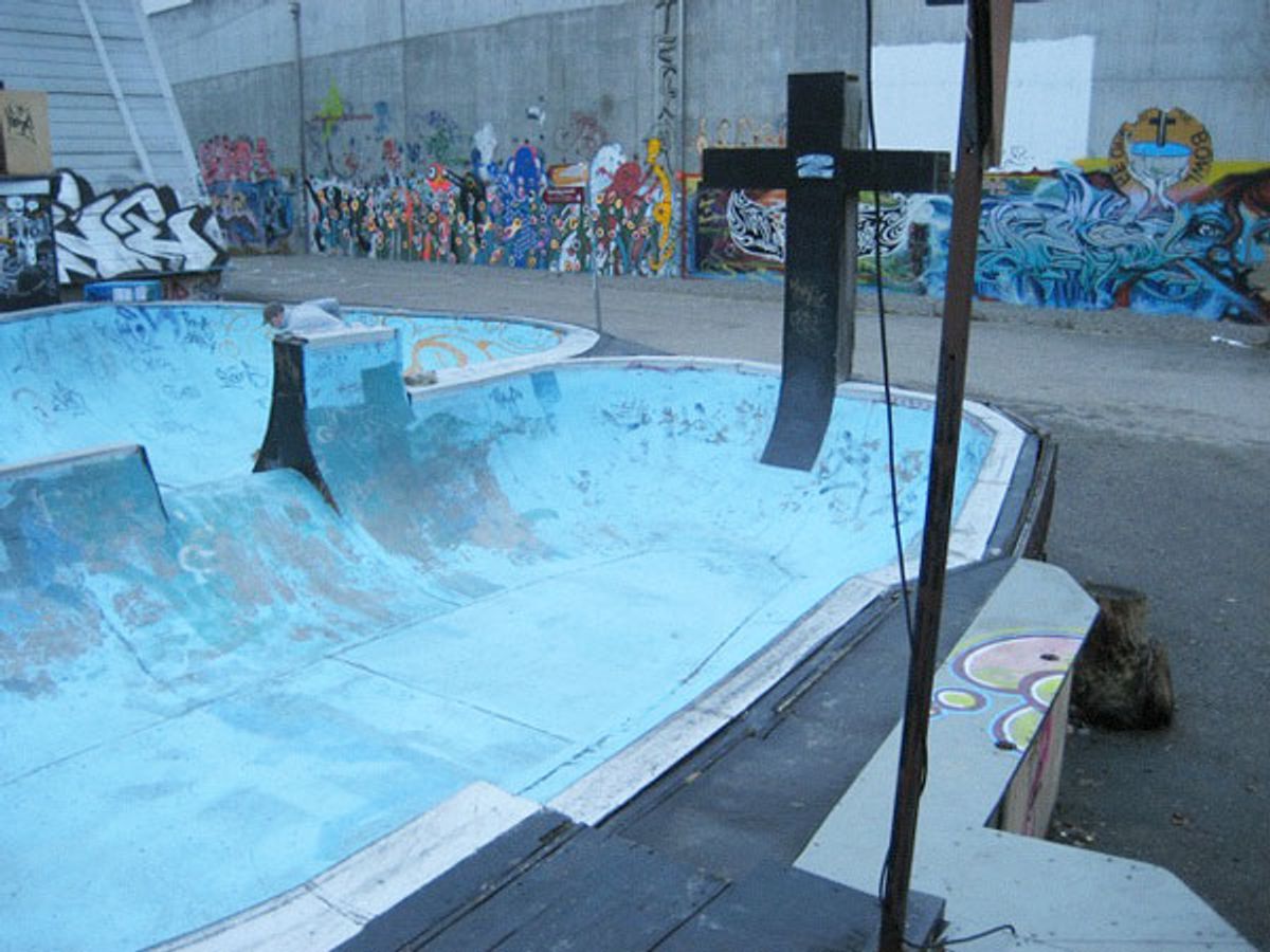 Black Cross Bowl skatepark