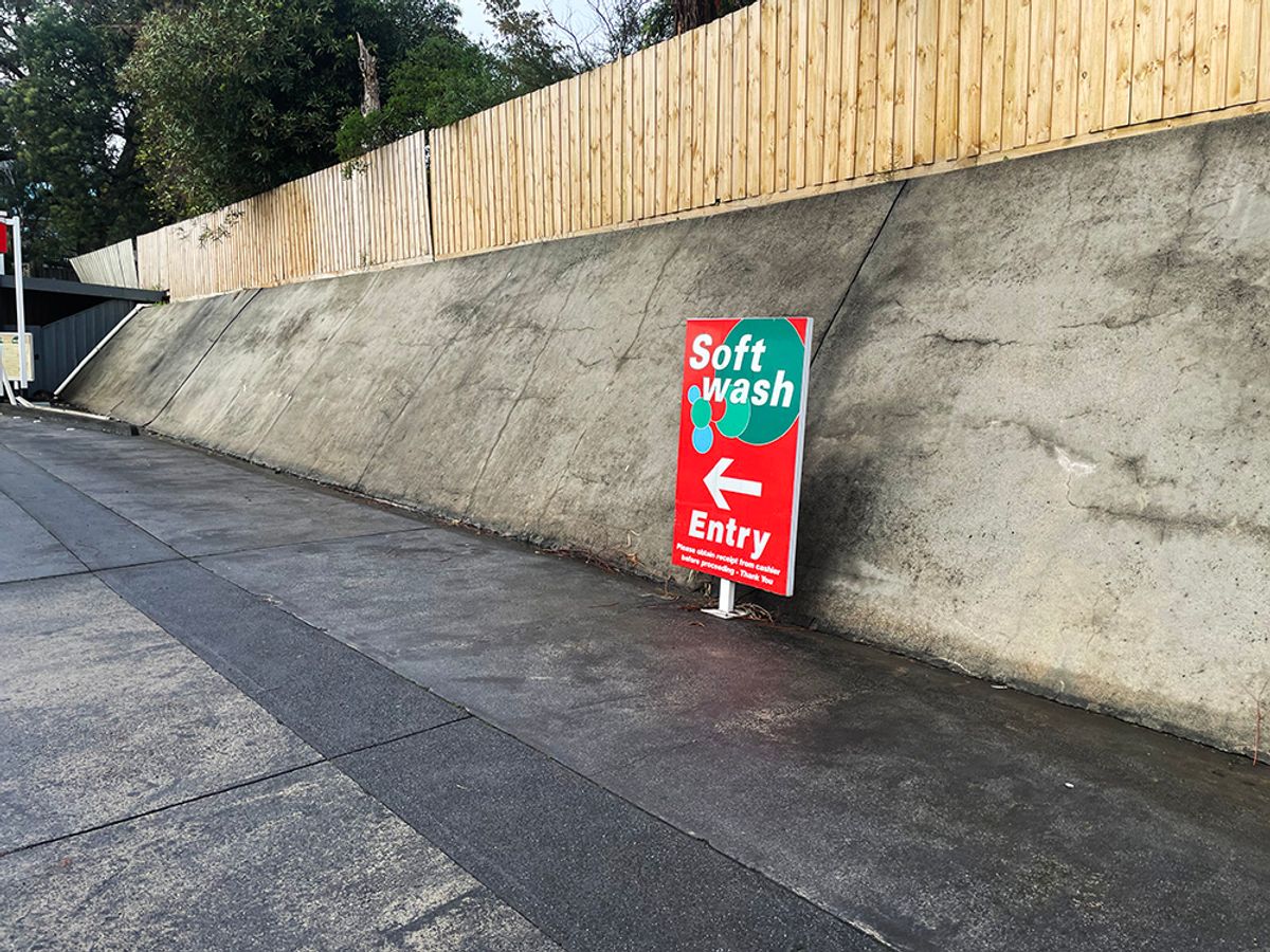 7-Eleven Bank skate spot