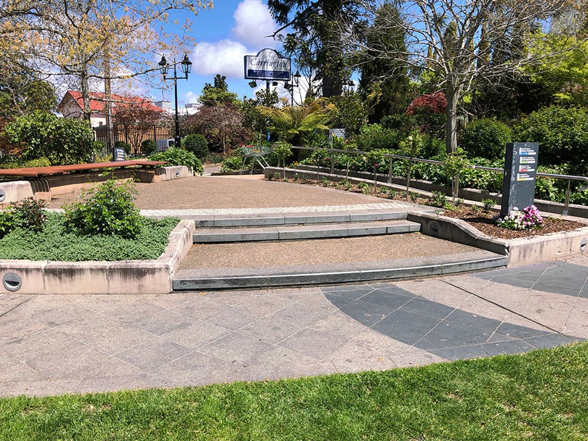 Garden Curb skate spot