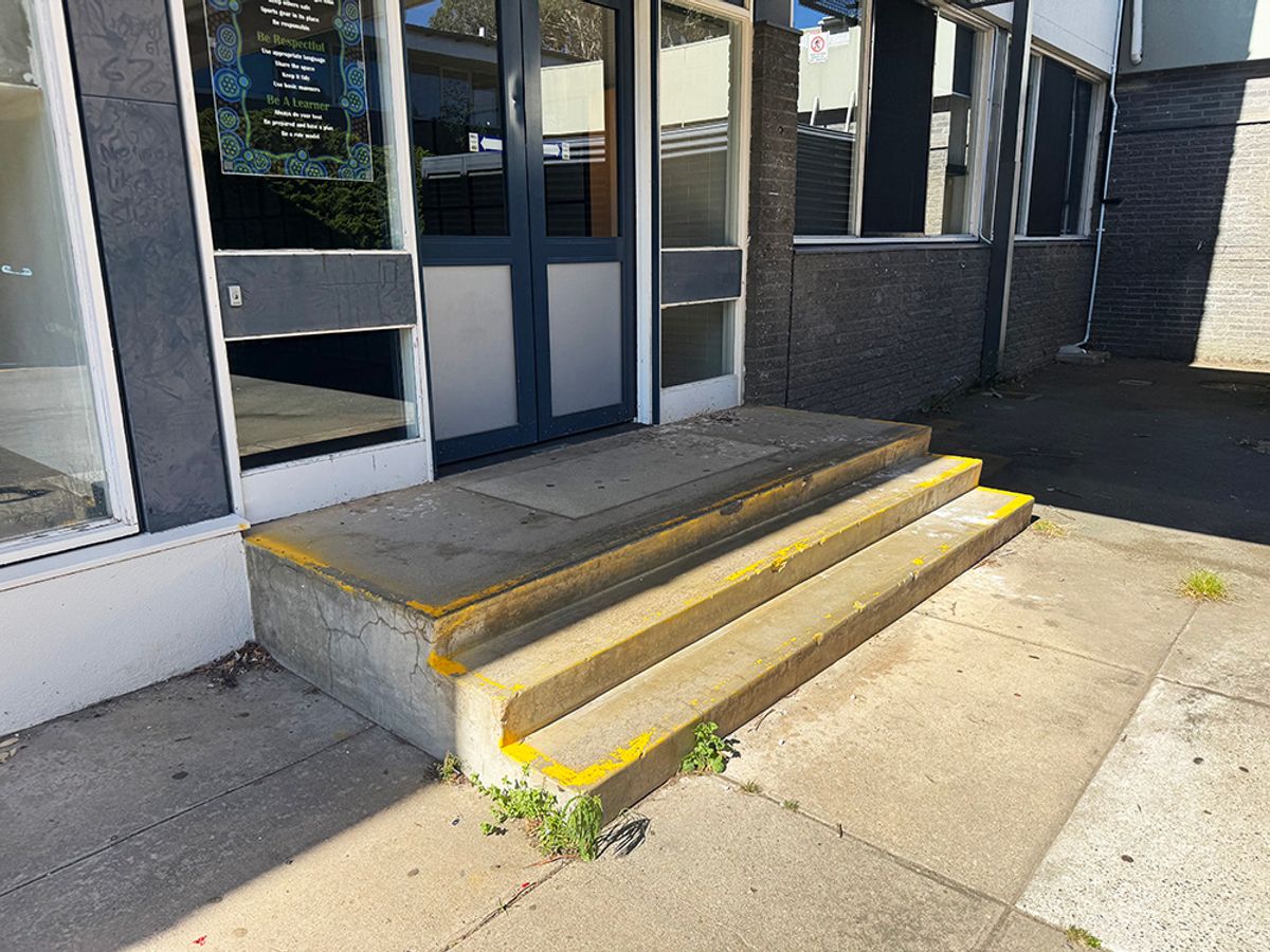 Deakin Stoop skate spot