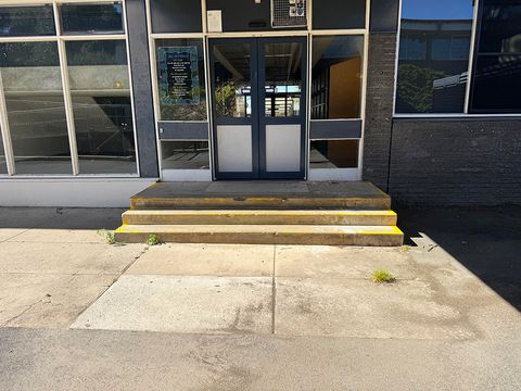 Deakin Stoop photo 3