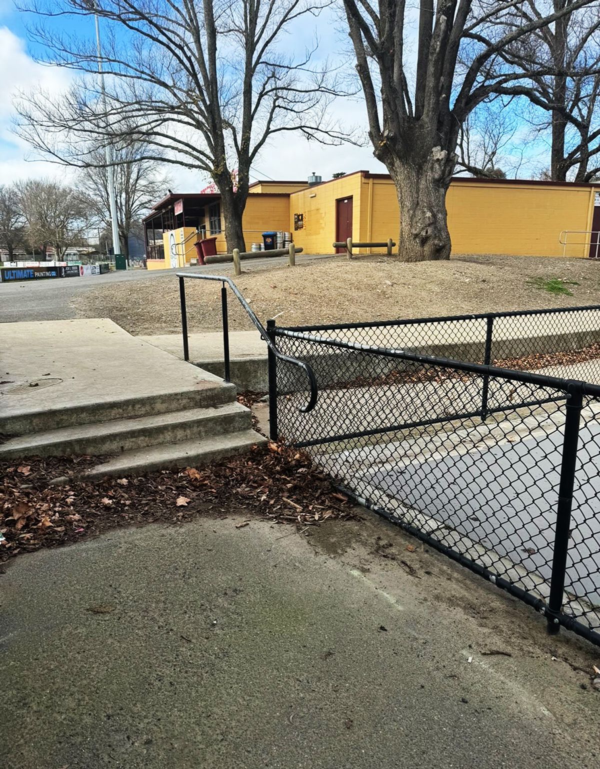 Eastern Oval Rail skate spot