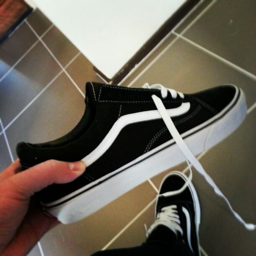 There's only one skate shoe. #