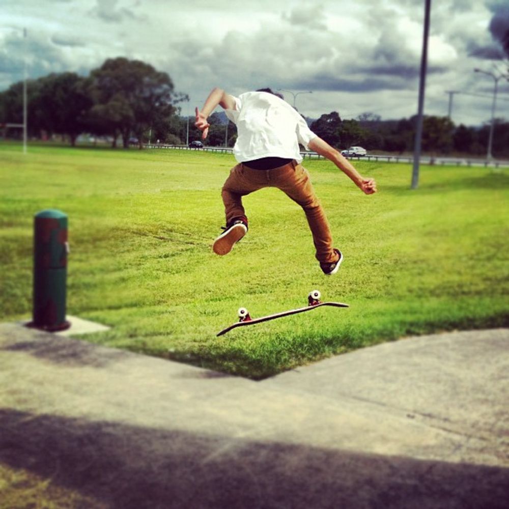 @gary_legam heelflip over gras