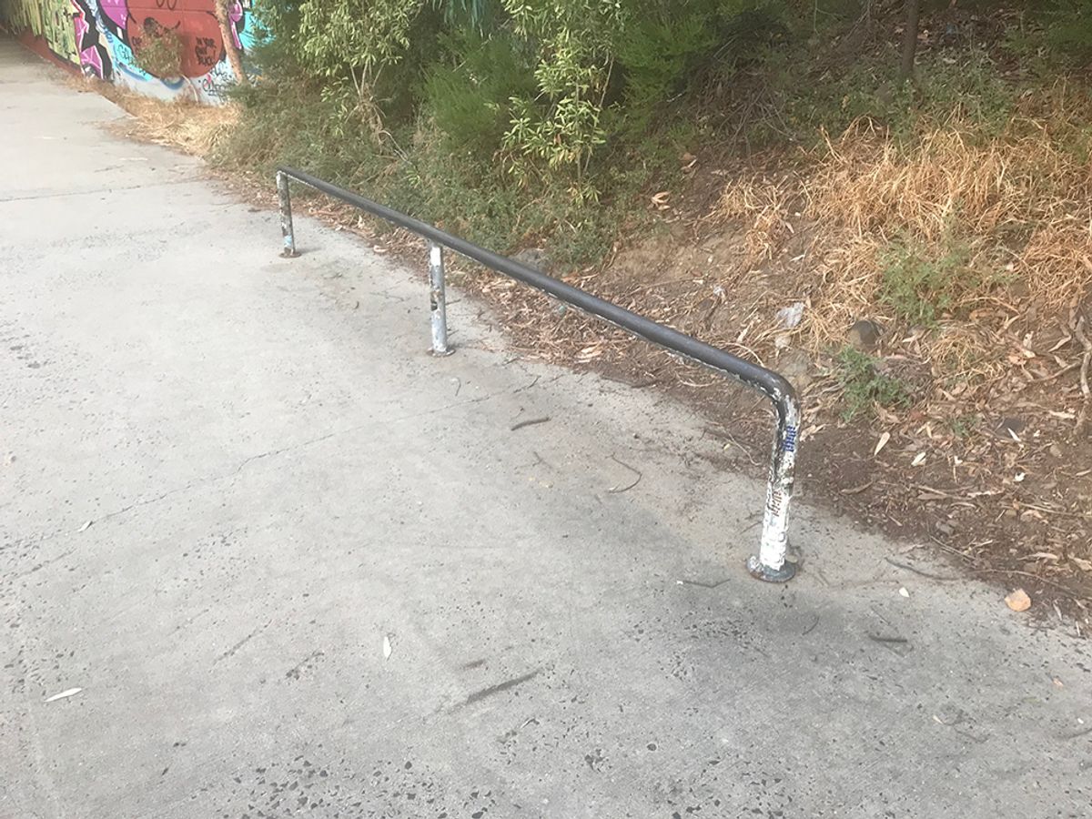 Drain bar skate spot