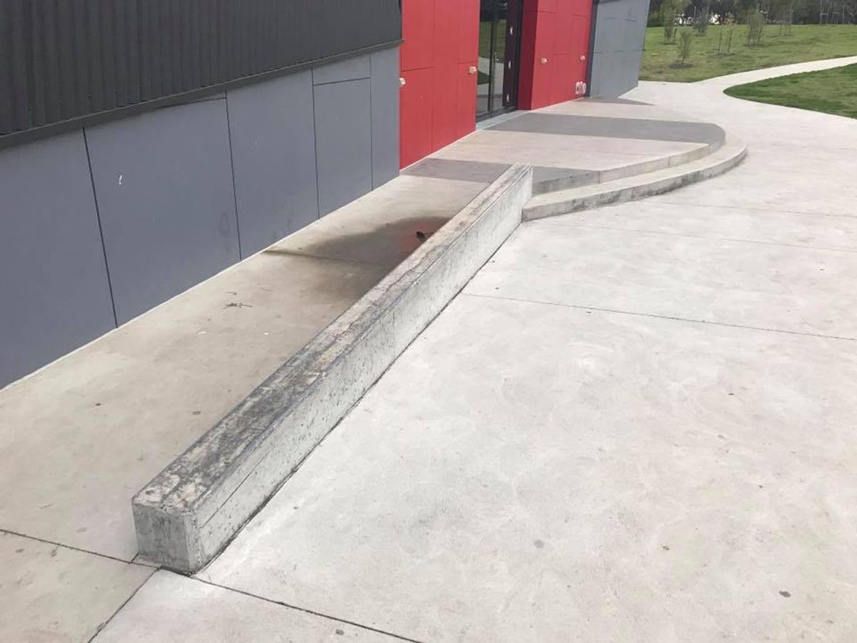 Western Heights Curb skate spot