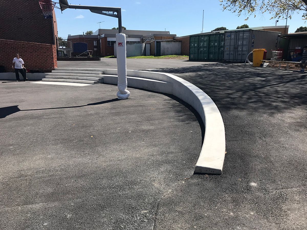 G High Curved Ledge skate spot