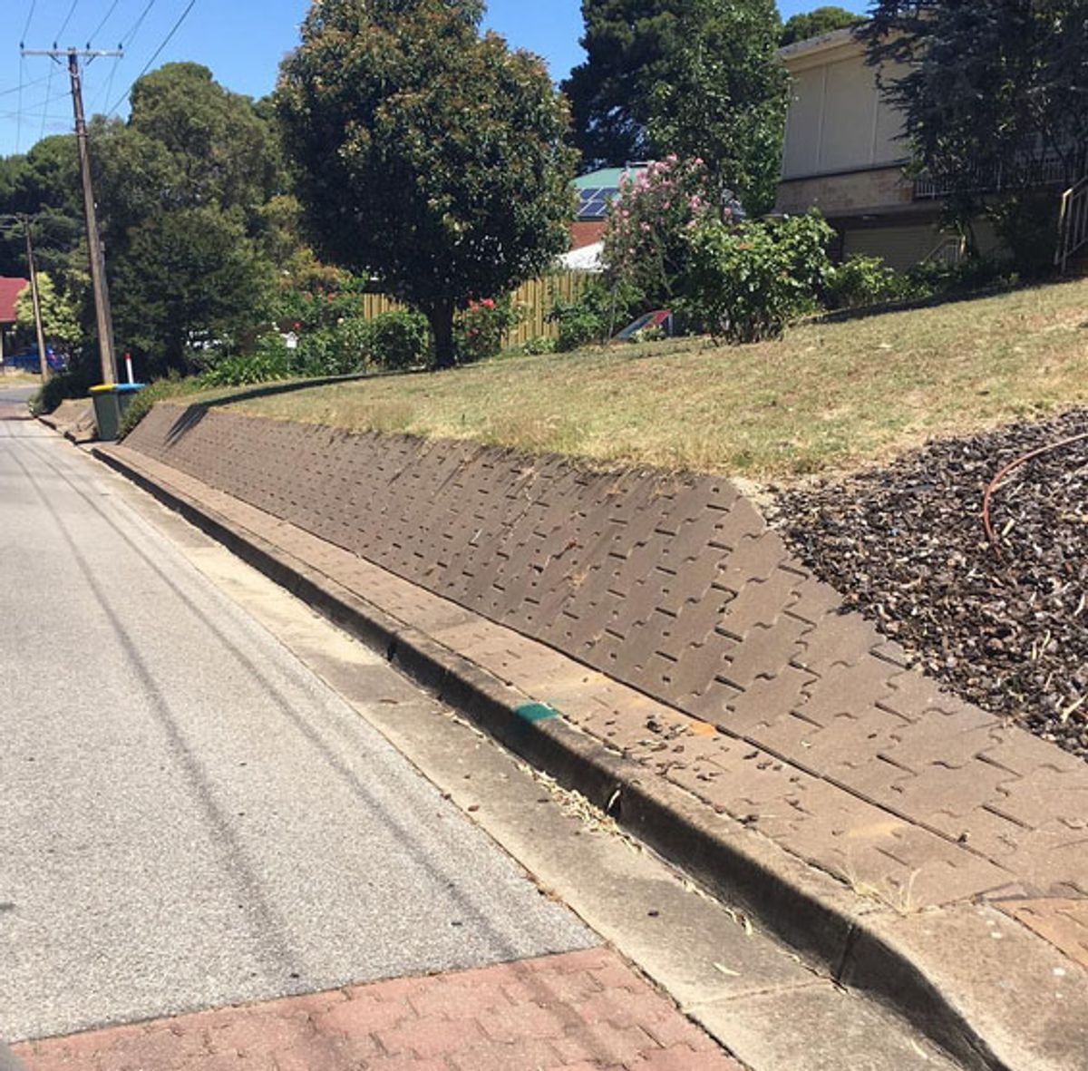 River Glen Dr Banks skate spot