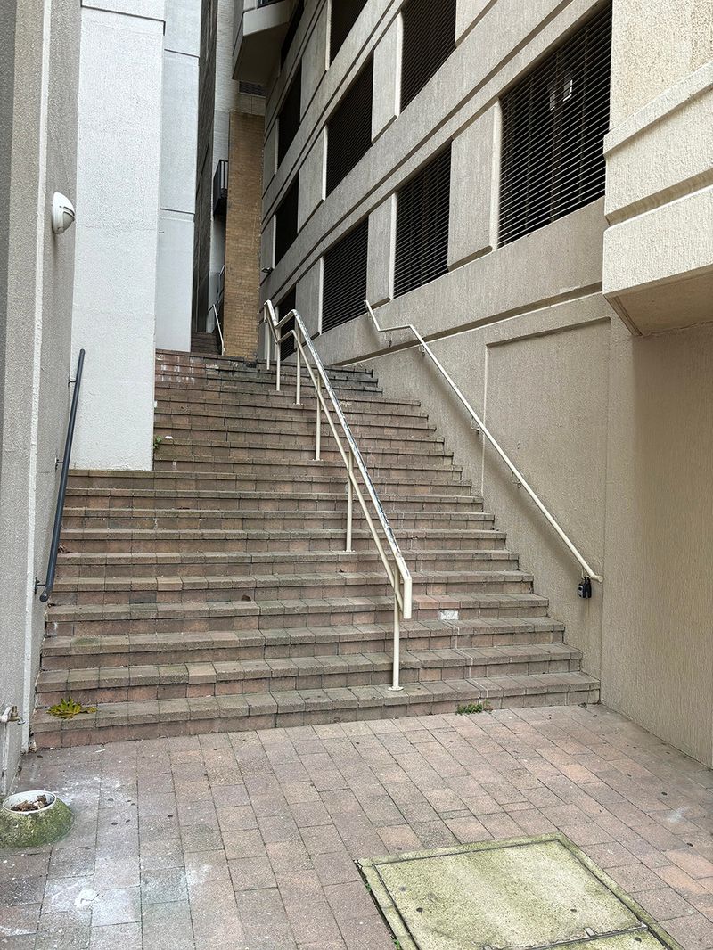Glen St Rail 