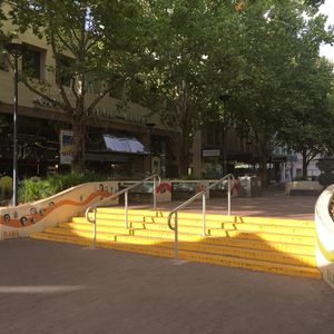 Petrie Plaza / Baileys Co