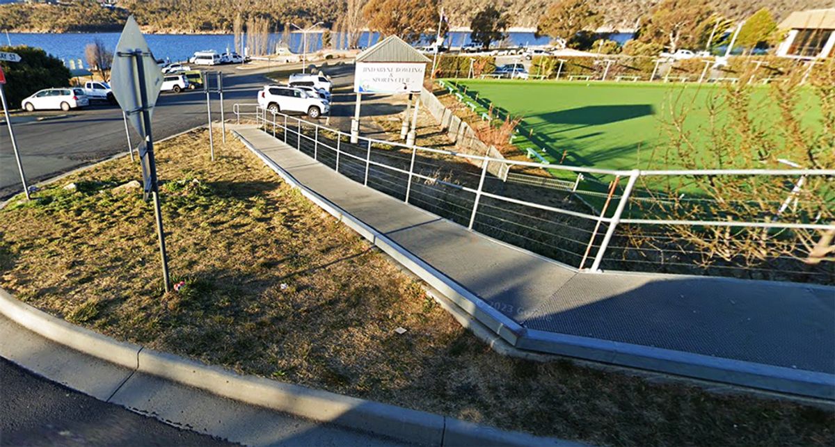 Bowlo Curb skate spot