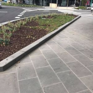 Lave St Curb 