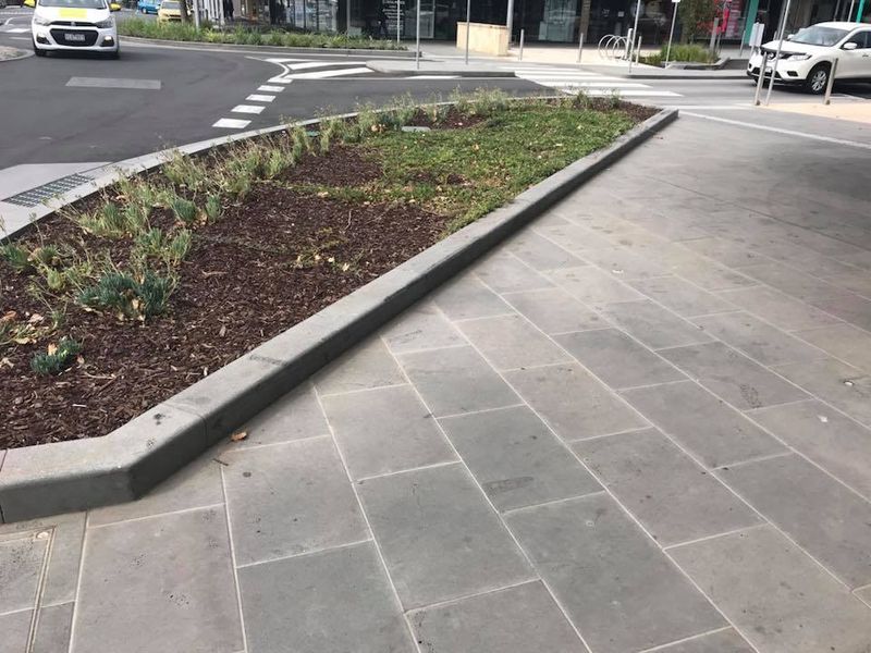 Lave St Curb 