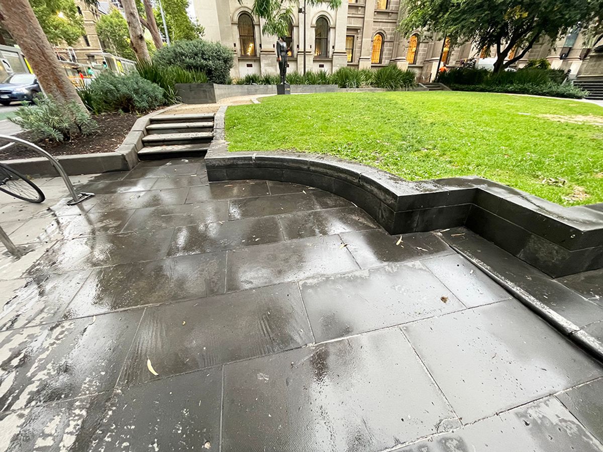 Library Curved Ledge skate spot