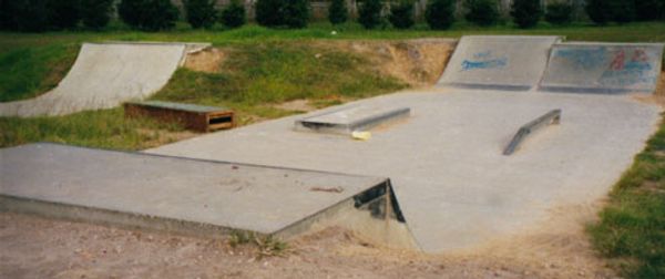 Mannering Park Skatepark