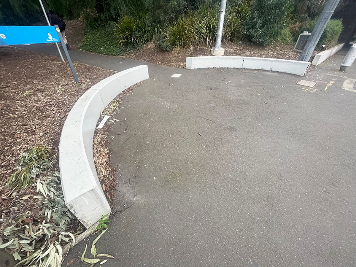 McCabe Curved Ledge skate spot