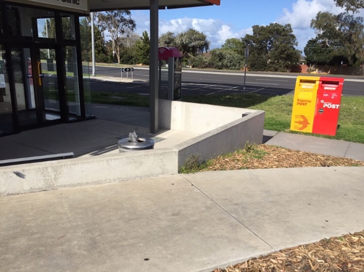 Mentone Medical Centre Ledge skate spot