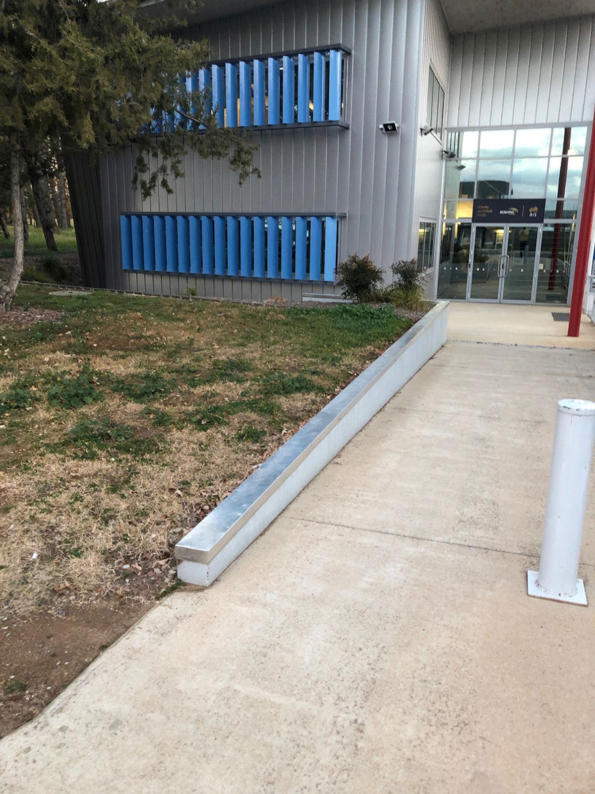 Metal Ledge skate spot