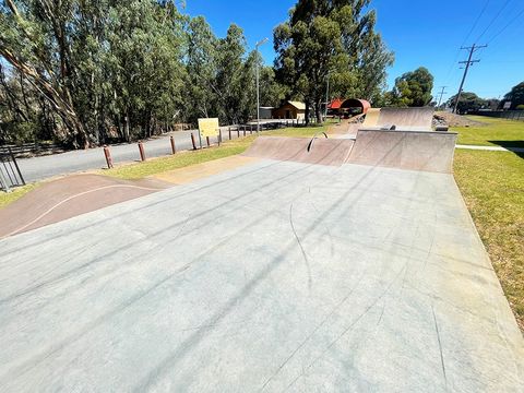 Nhill  Skatepark photo 7