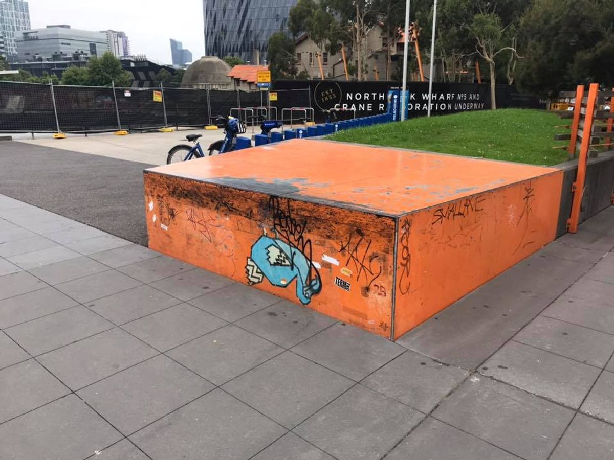 Orange Ledge skate spot