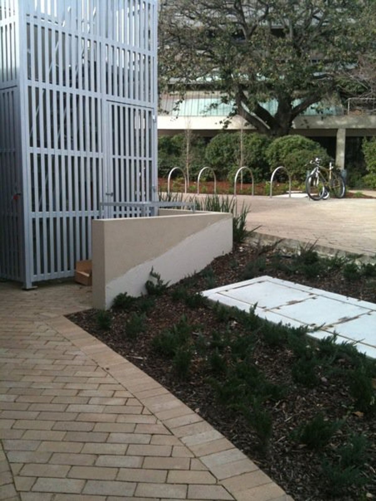 Royal Parade Out Ledge skate spot