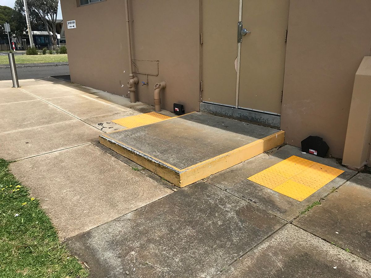 Port Mini Ledge skate spot