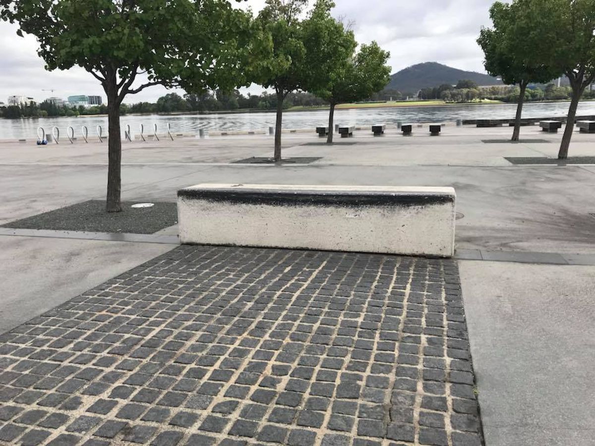 Queen Elizabeth Ledge skate spot