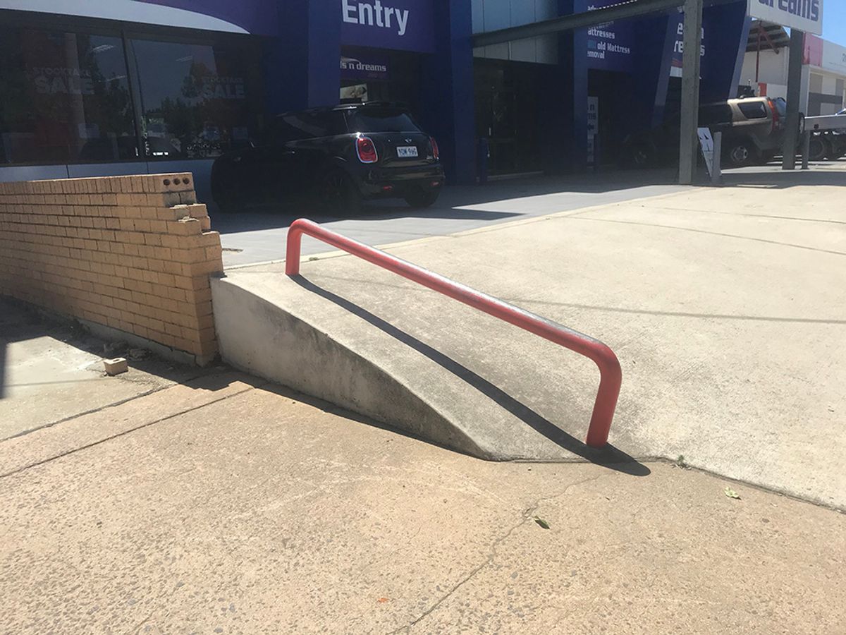 Barrier Low Bar skate spot