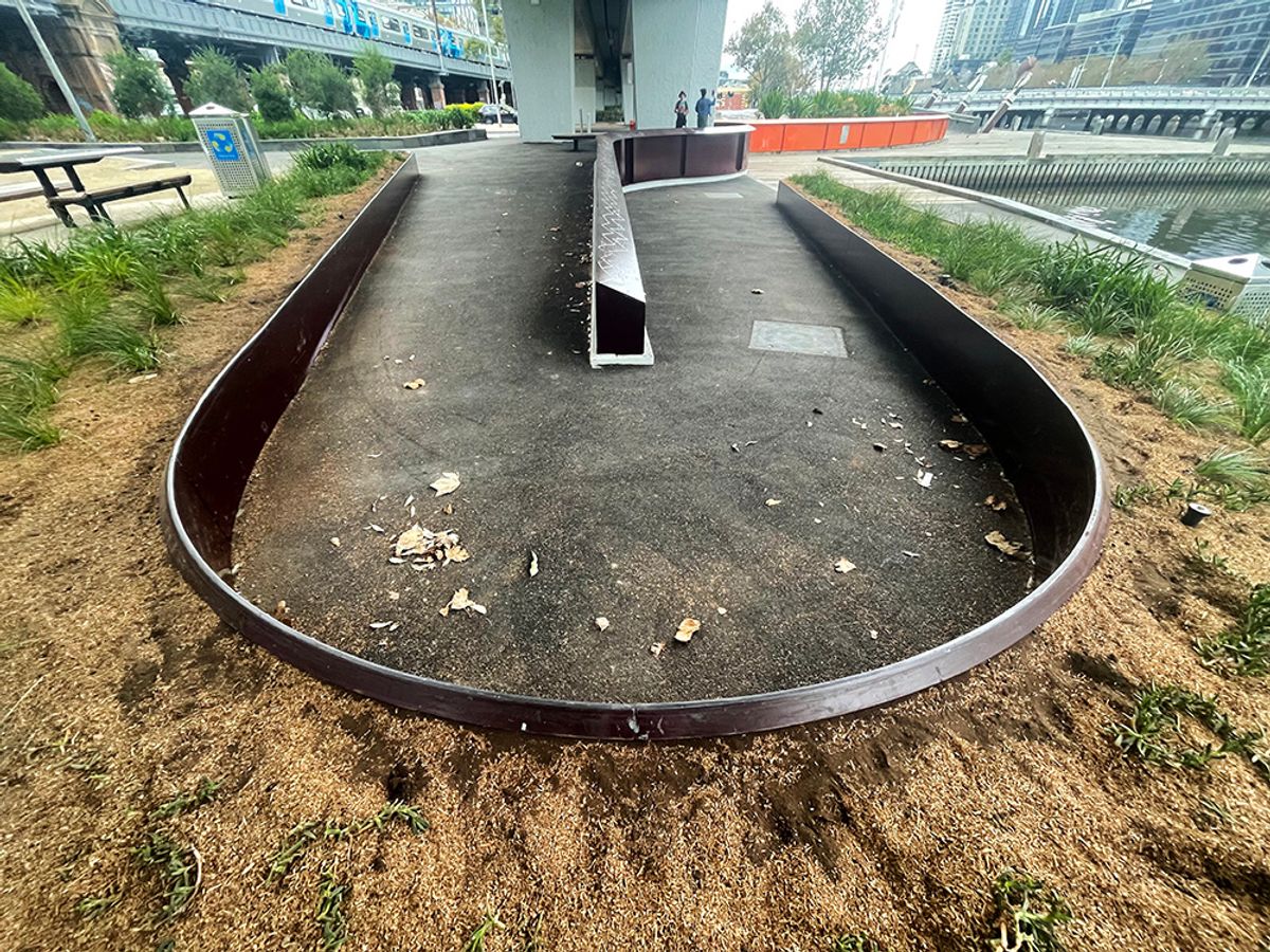 Enterprise Curved Ledge skate spot