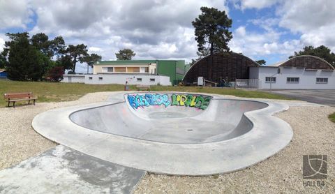Saint Medard En Jalles Bowl photo 2