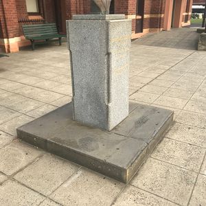 Statue Curb 