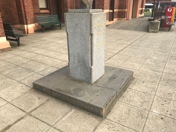 Statue Curb