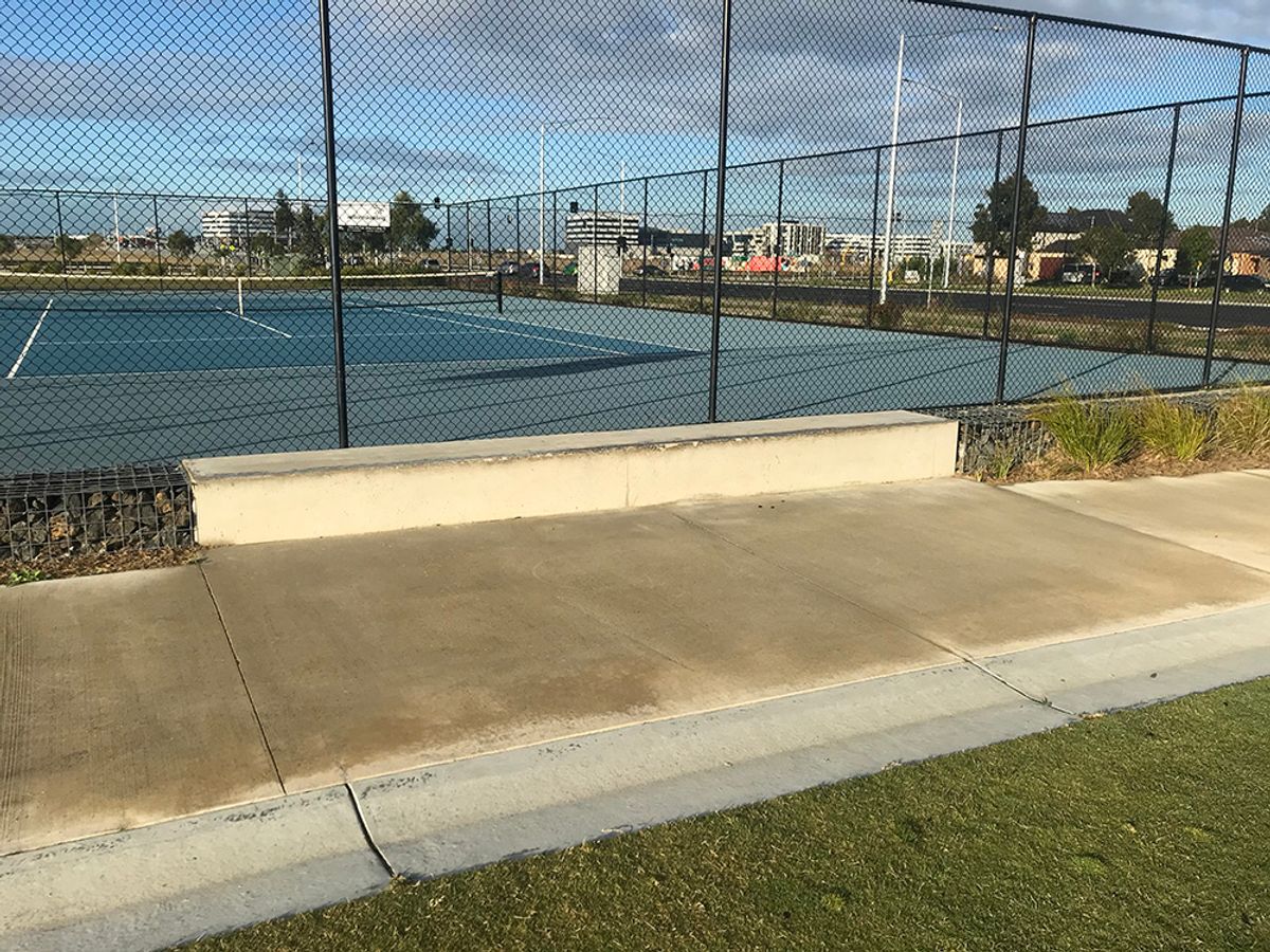 Tennis Ledge skate spot