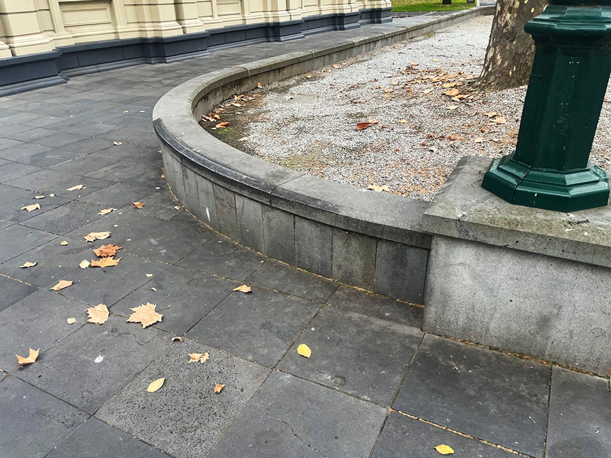 Town Hall Curved Ledge skate spot