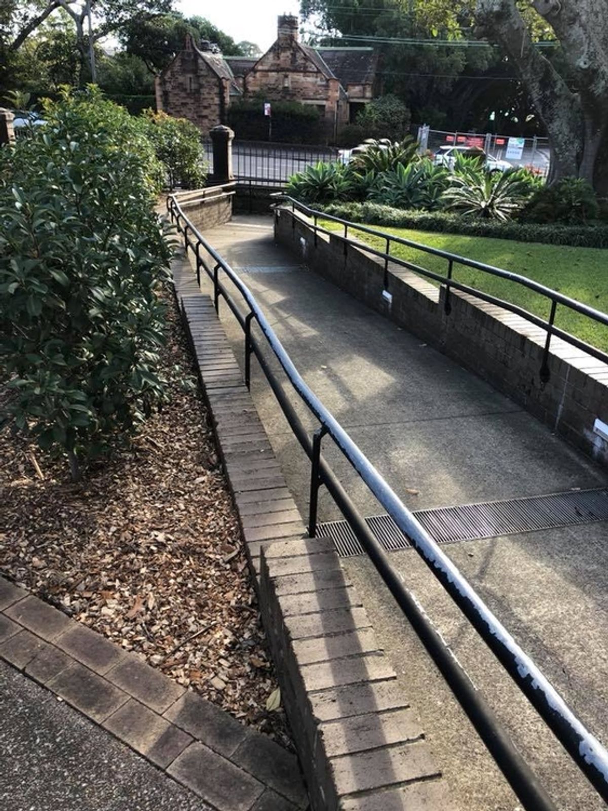 Uni Over Rail skate spot