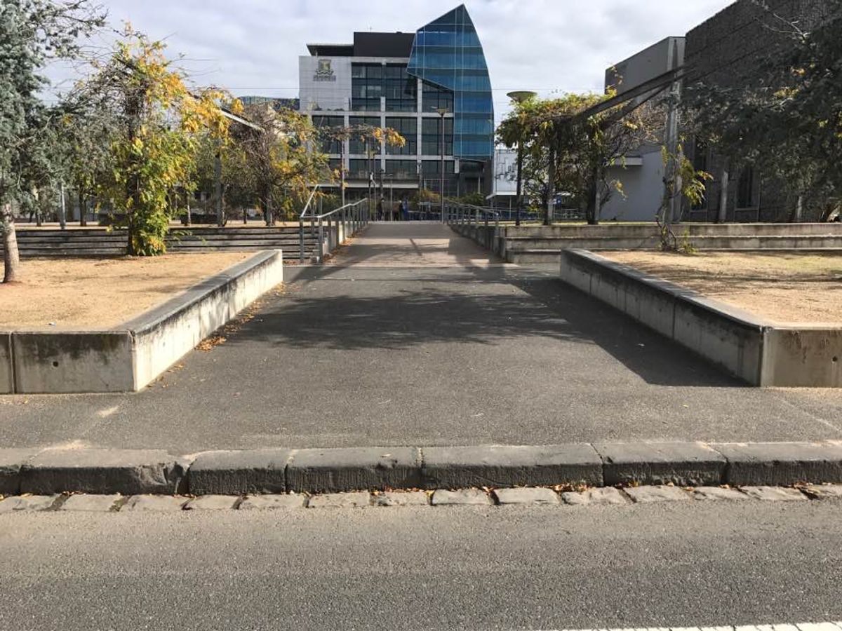 Uni Square Ledges skate spot