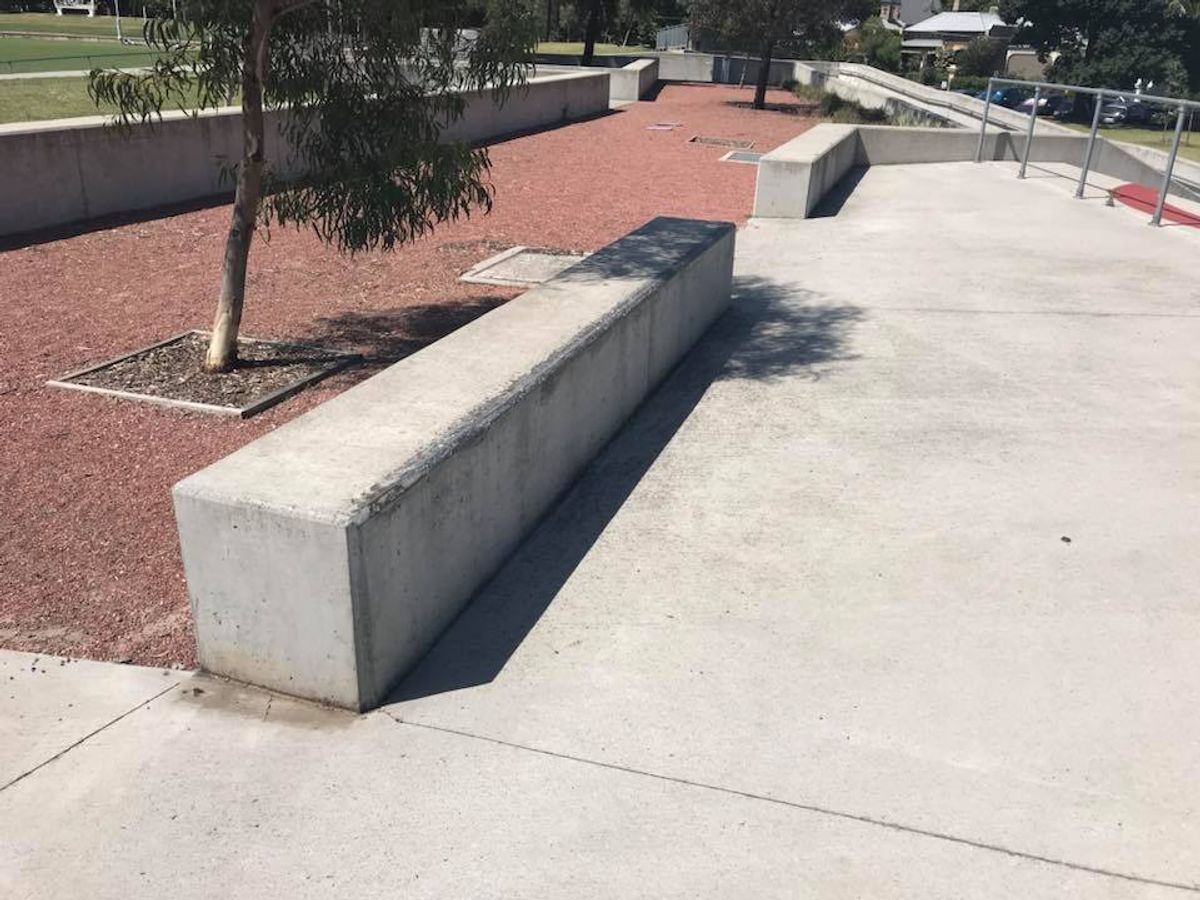 VIc Park Ledge skate spot