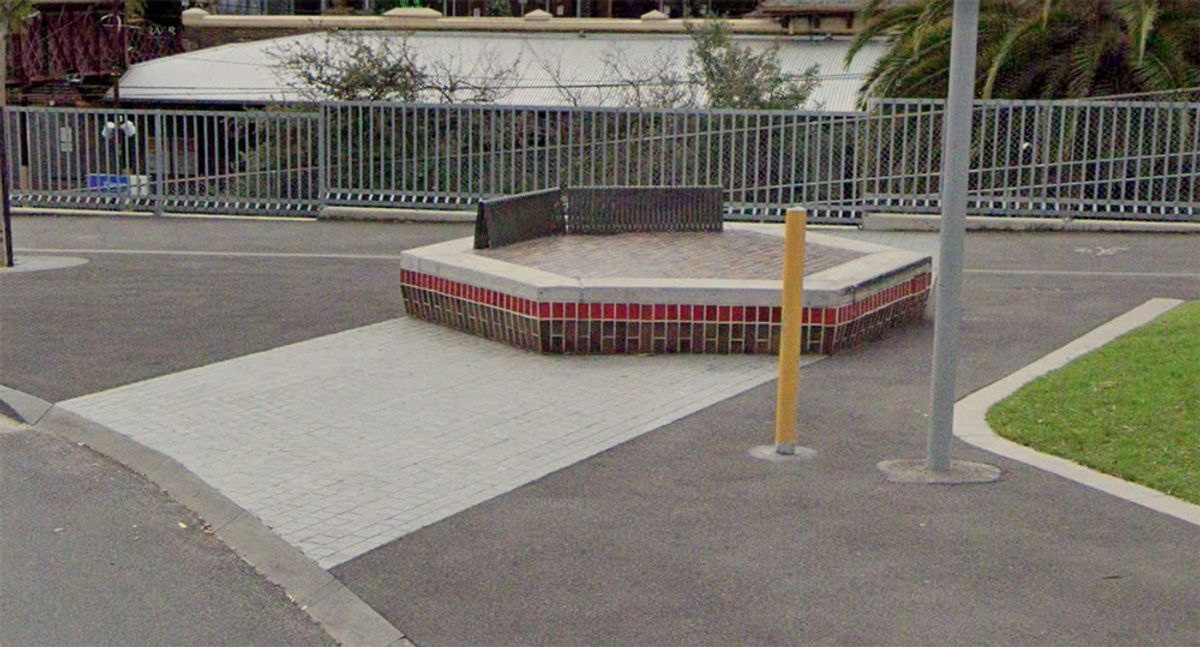 Windsor Station Ledge skate spot