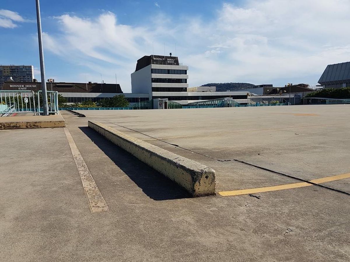 Woden Curb skate spot